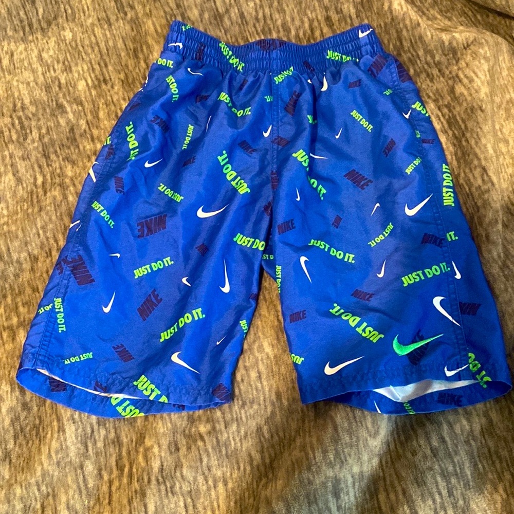 Nike boys swim trunks sz L